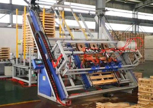 多功能自動化托盤機生產場景